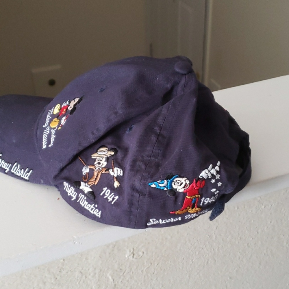 Insane Mickey Mouse hat - Picture 3 of 5